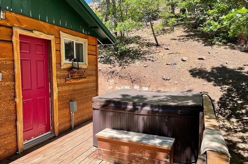 Pinetop Vista Cabins, Cabin 5 Upstairs: The Ponderosa Back deck with private 6 person hot tub