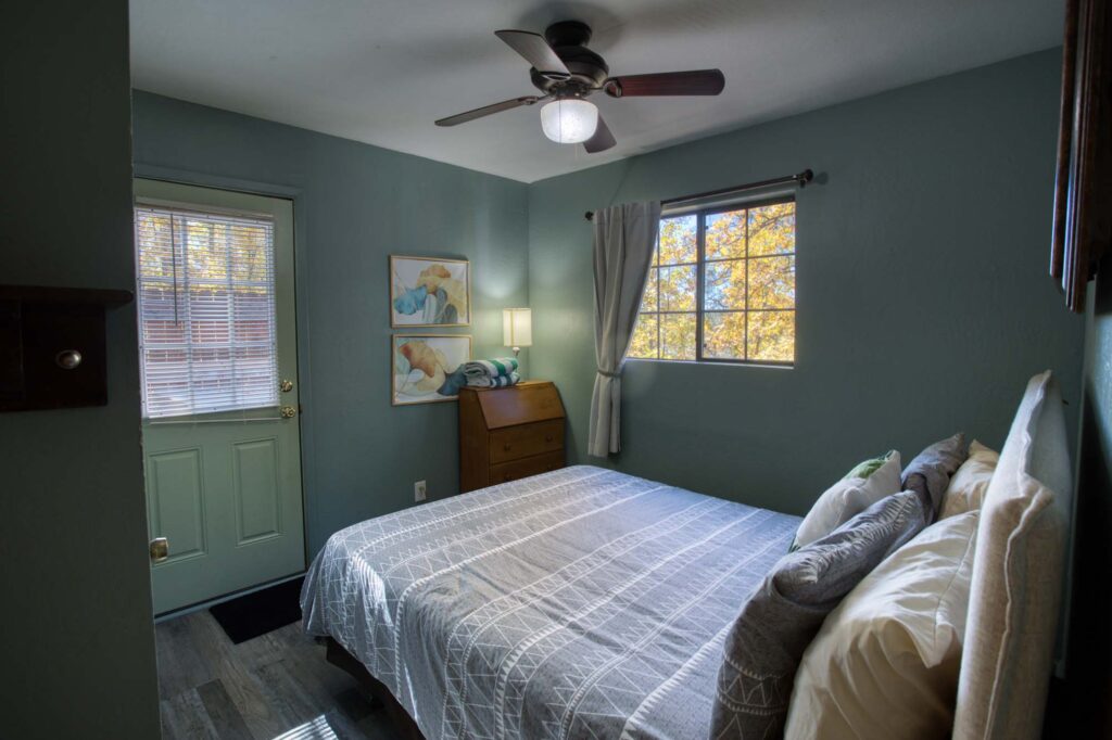 Cabin 3: Bedroom 2, Queen