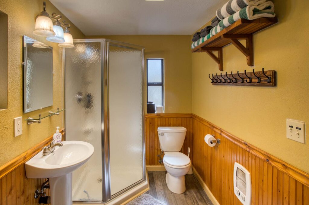 Cabin 3: En-suite bathroom