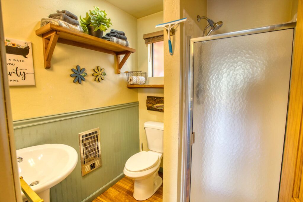 Pinetop Vista Cabins, Cabin 1: Bathroom